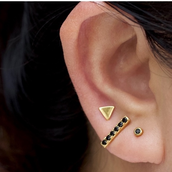 ⚡️Dainty Gold Black Bezel Stud Earrings⚡️ - Picture 1 of 2